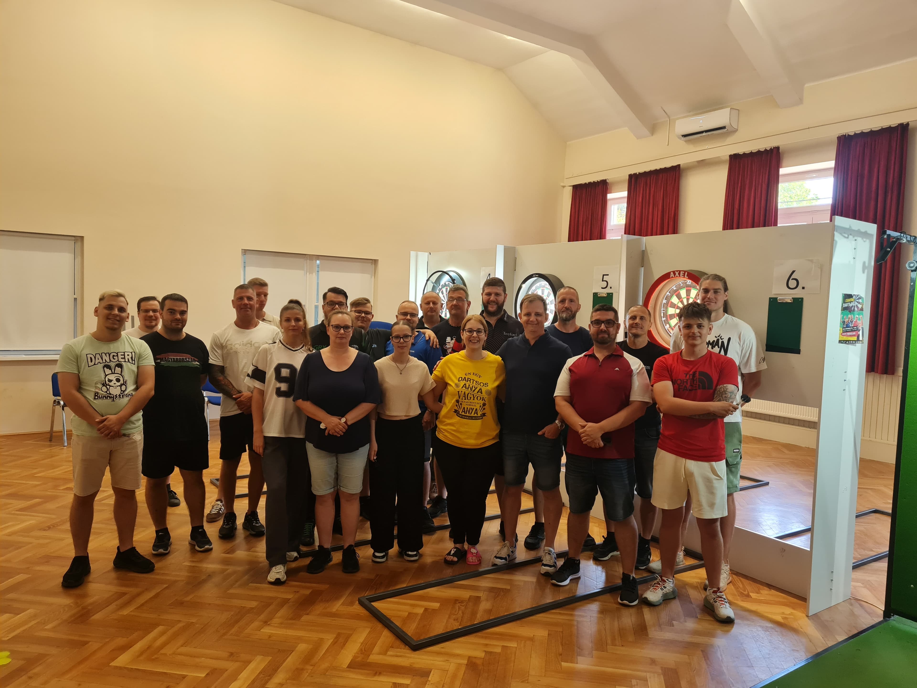 Darts verseny nyilak és tábla közeli kép