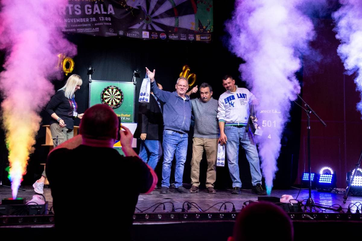 Darts tábla és nyilak közelről fotózva
