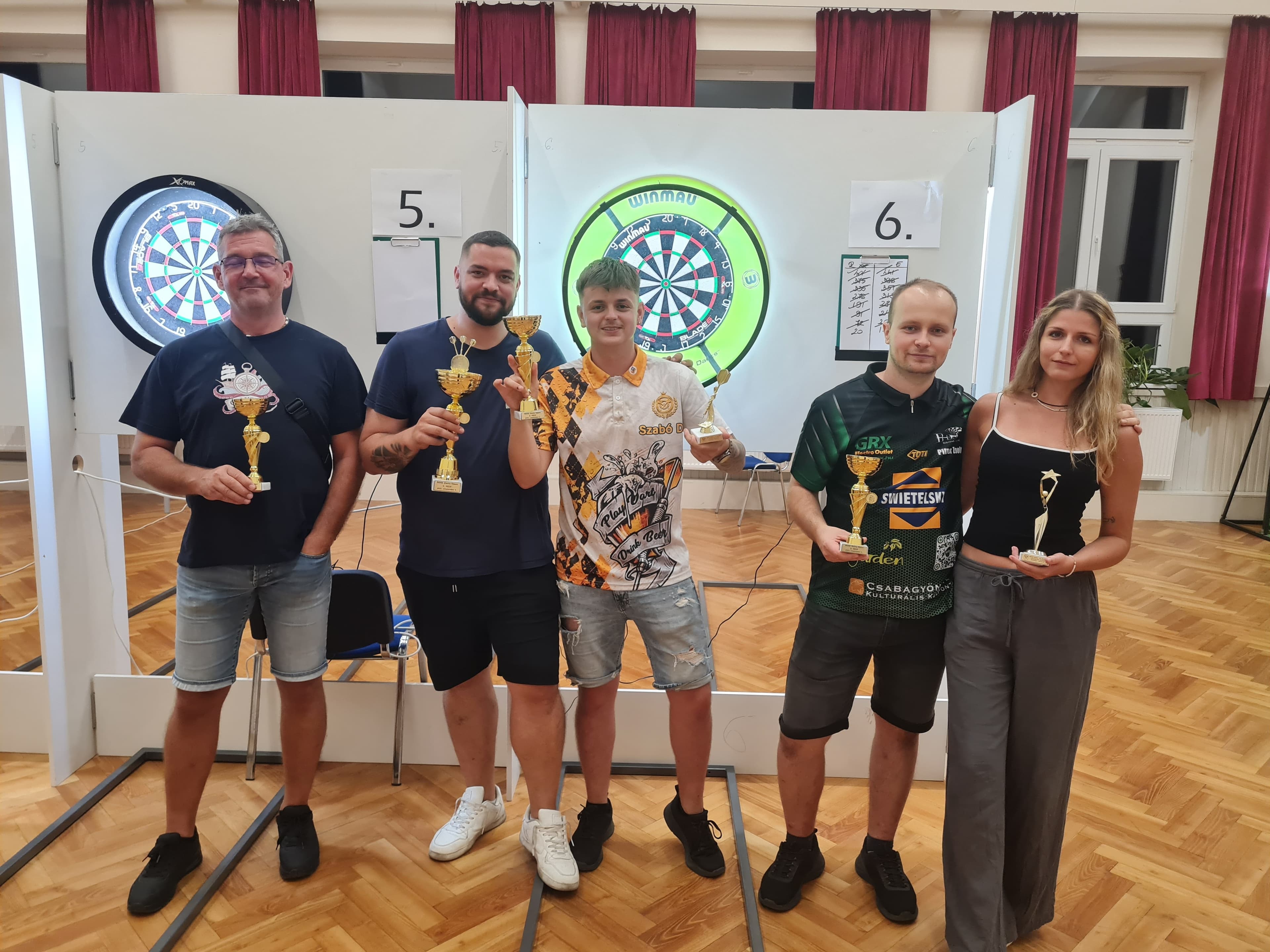 A BDSE Open 6. forduló díjazottjai a csoportképen