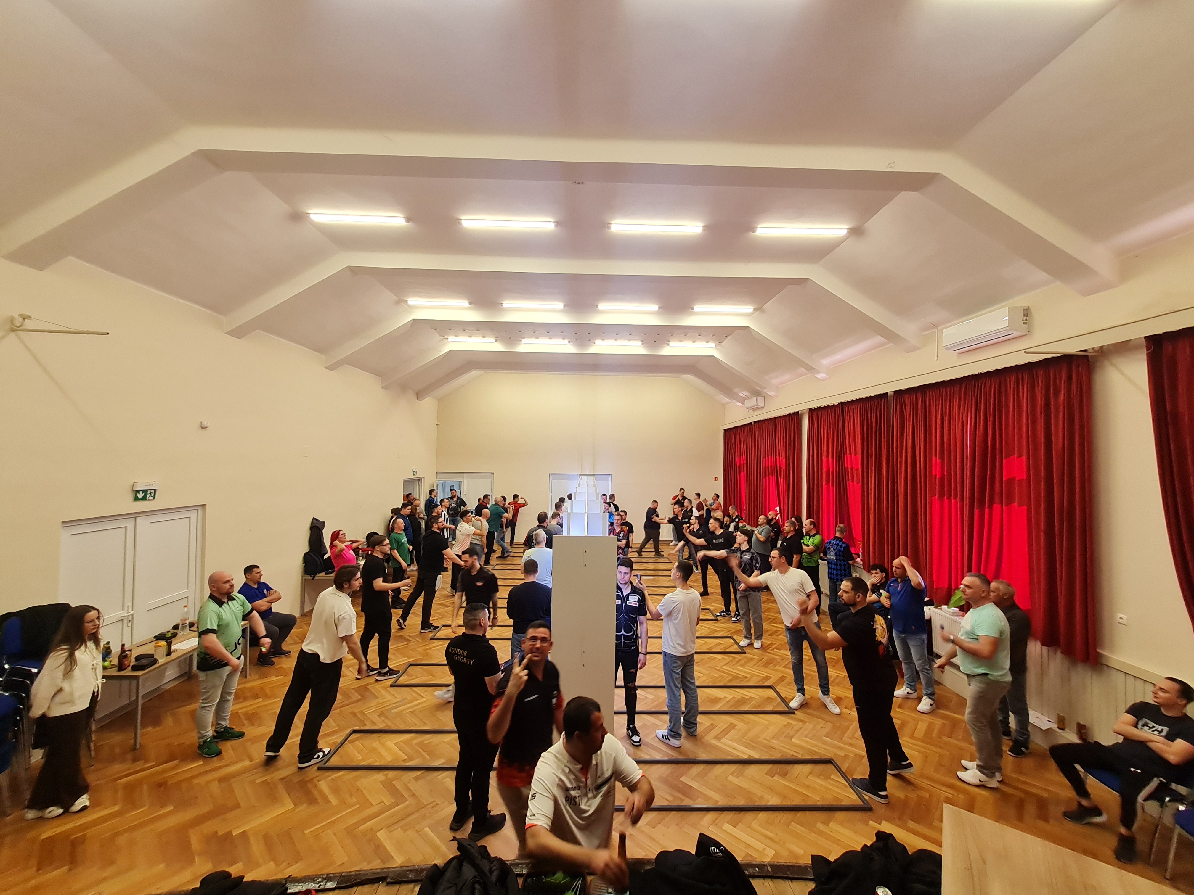 Dobás közben a versenyzők – II. forduló